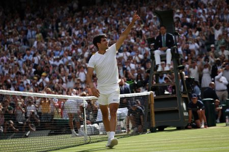 El español Carlos Alcaraz aplastó a Novak Djokovic para conseguir su segundo Wimbledon