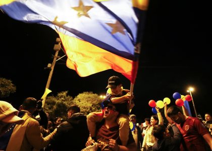 Elecciones en Venezuela: oposición denuncia irregularidades del CNE y chavismo espera "en calma"