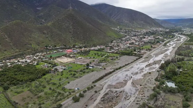 Cómo las históricas lluvias en Chile están ayudando a revivir sitios golpeados por la megasequía