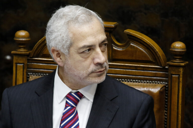 Ossandón acusa posible falsificación en Senado y apunta a exsecretario Raúl Guzmán