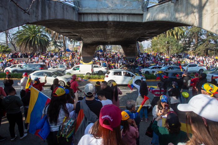 Venezolanos se congregan masivamente cerca de embajada en Providencia: hay cortes de tránsito