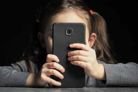 Criar con el celular en la mano: padres conectados, hijos invisibles