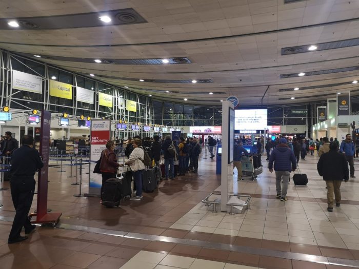 Caída mundial de Microsoft: aeropuerto de Santiago recomienda revisar estado de vuelos