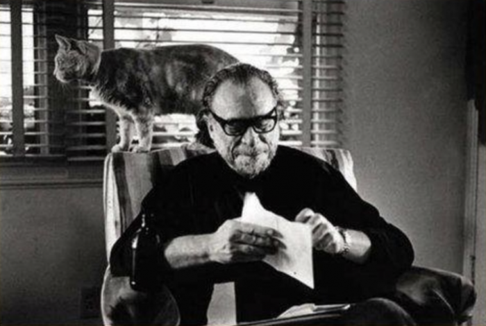 Ausencia del héroe o peleando a la contra: Relatos y ensayos inéditos de Charles Bukowski