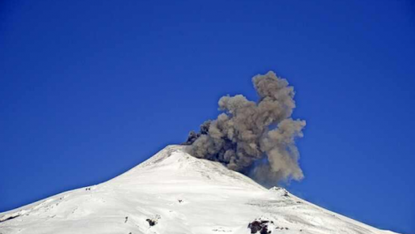 Registran pulso de cenizas en el Volcán Villarrica