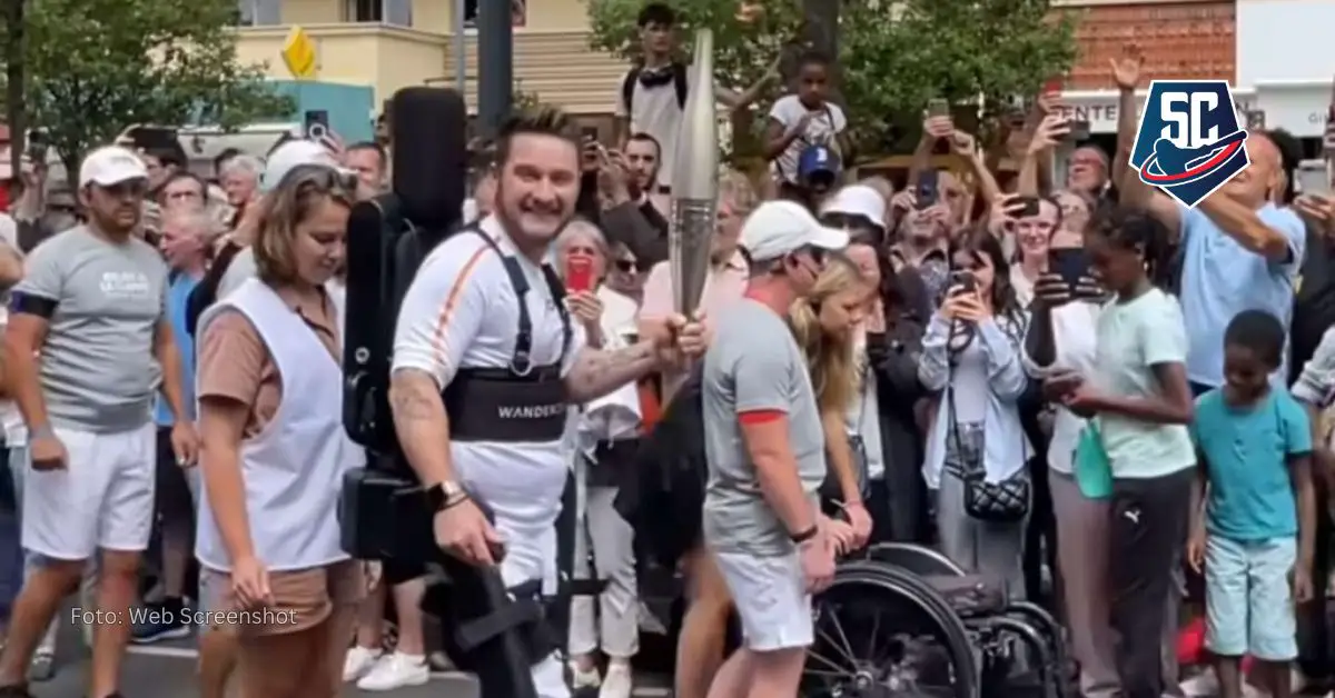 Kevin Piette ex tenista parapléjico lleva la antorcha con un exoesqueleto en Paris 2024