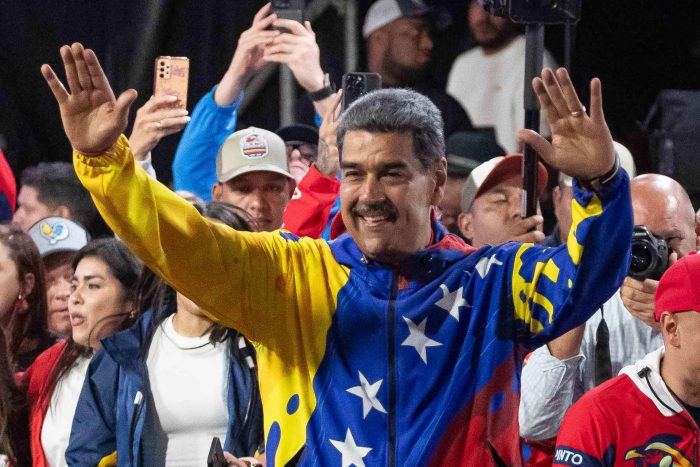 En medio de cuestionamientos y acusaciones de fraude, Maduro celebra ajustado triunfo