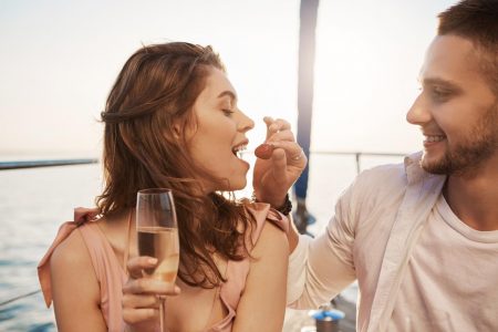 Qué es la ‘hipergamia’: la nueva moda para buscar una relación de pareja económicamente estable