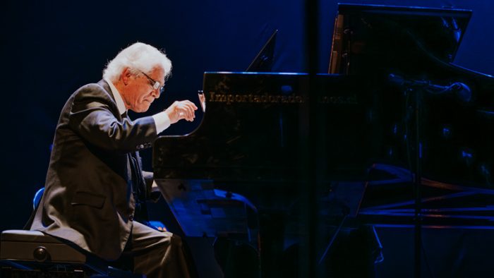 Postulan al pianista Roberto Bravo al Premio Nacional de Artes Musicales 2024