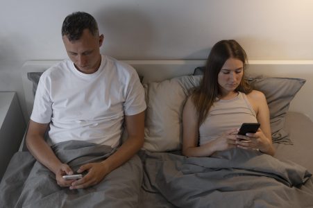 Aumento de infidelidad en el mundo digital: apps de citas, RRSS y las trampas para parejas fieles