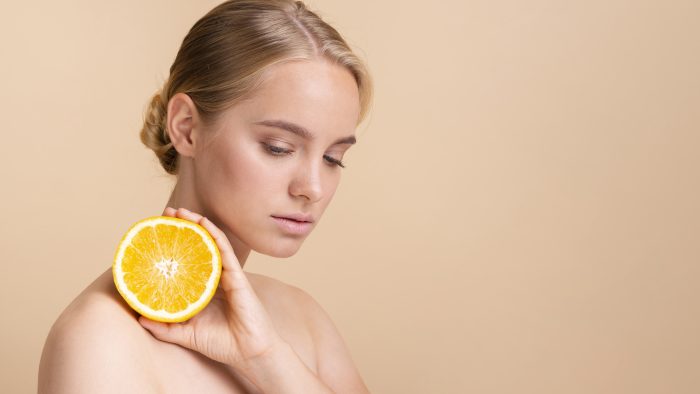 ¿A tu piel le falta de vitamina C?: conoce qué es, para qué sirve, sus beneficios y cómo obtenerla