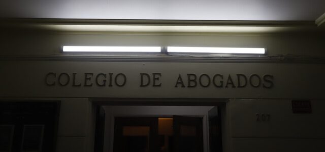 Colegio de Abogados reclama ante Contraloría por dictamen del Sernac que afecta a estudios jurídicos
