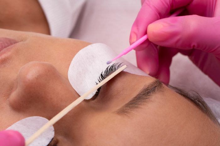 La moda de las extensiones de pestañas: Conoce los posibles riesgos para la salud ocular