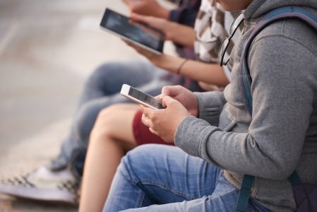 ¿Deben prohibirse los celulares en los colegios?