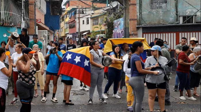 Cacerolazos masivos y cortes de carreteras en Venezuela tras proclamación de Maduro como presidente