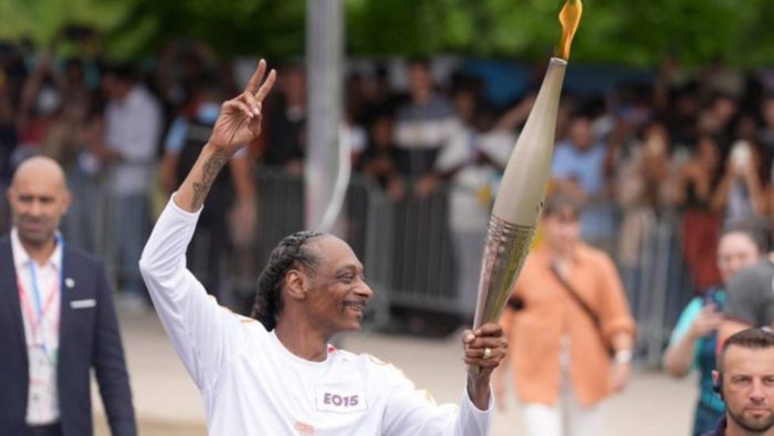 Paris 2024 everyday: rapero Snoop Dogg transporta la antorcha olímpica