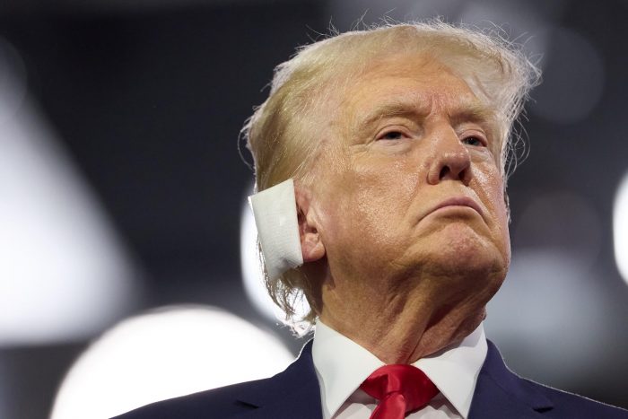 Trump reaparece con la oreja vendada ante los republicanos en Milwaukee y es nominado candidato