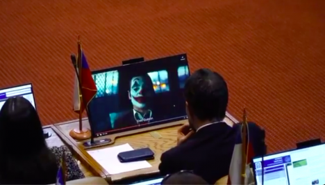 Captan a diputado Urruticoechea (REP) viendo trailer de “Joker” en plena sesión del Congreso