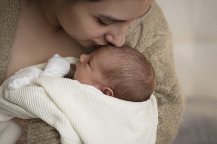 Postnatal de 6 meses a 1 año: en qué consiste este proyecto de ley que fomenta el bienestar infantil