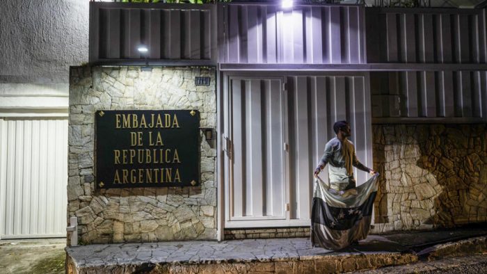 Fueron escoltados por venezolanos: diplomáticos argentinos son expulsados del país por Maduro