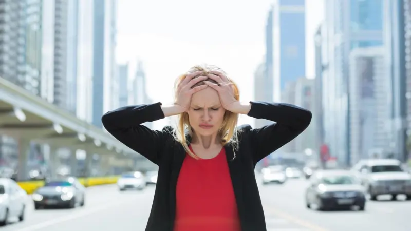 Los daños físicos que nos provoca el ruido constante (y qué hacen las ciudades para mitigarlo)