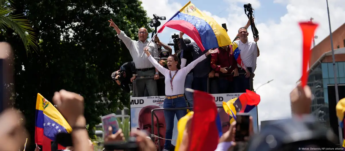 Tras declararse “en clandestinidad” María Corina Machado reaparece en protesta contra Maduro