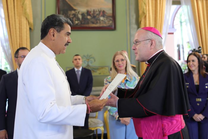 Nicolás Maduro recibe las cartas credenciales del nuncio apostólico de la Santa Sede