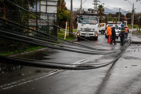 Aplican millonaria multa a Enel por cortes de luz ocasionados por lluvias de mayo