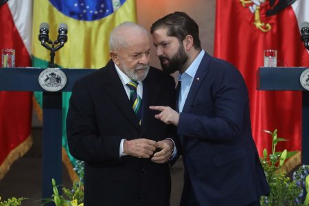 Entre la prontitud y la cautela: las aguas en que se mueven Boric y Lula ante fraude en Venezuela