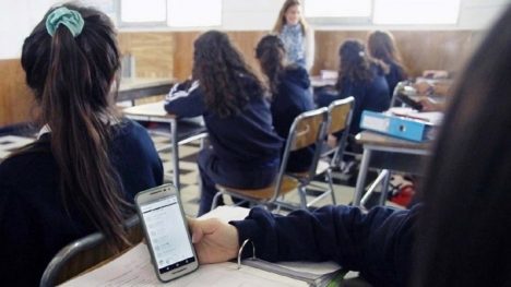 Se aprobó proyecto de ley que regula uso de celulares en colegios hasta sexto básico