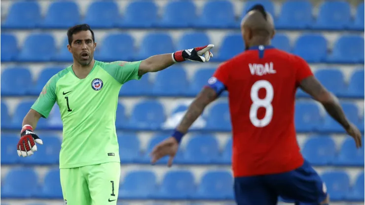 Claudio Bravo expresa su pesar por el maltrato de los hinchas hacia Arturo Vidal