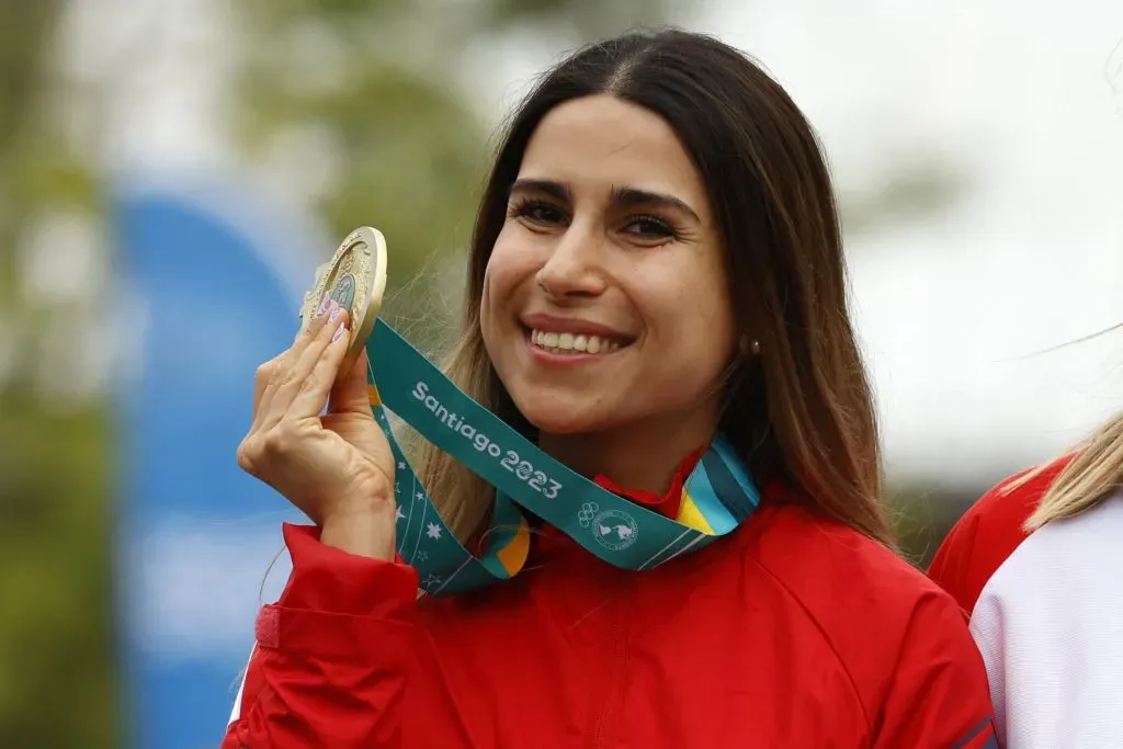 Hinchas nacionales reciben con mucho cariño a Francisca Crovetto ganadora de medalla de oro