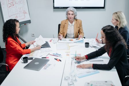 Pensiones y brecha de género: qué pueden hacer hoy las mujeres que siguen trabajando