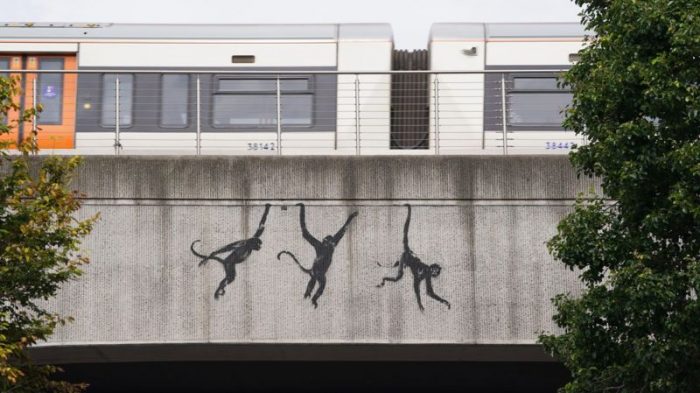 Tres monos protagonizan tercera obra de Banksy en Londres en tres días consecutivos