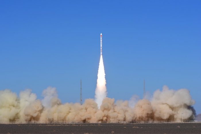 China lanza cohete comercial CERES-1 con satélites desde el mar
