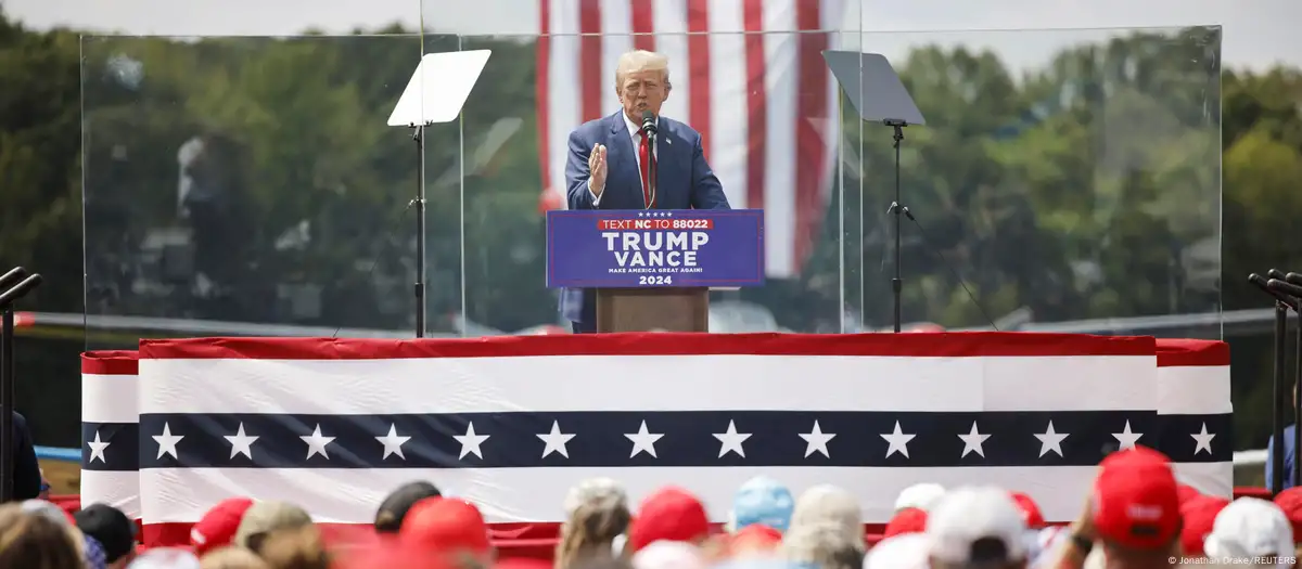 Con cristal antibalas Trump da su primer mitin desde atentado en Pensilvania