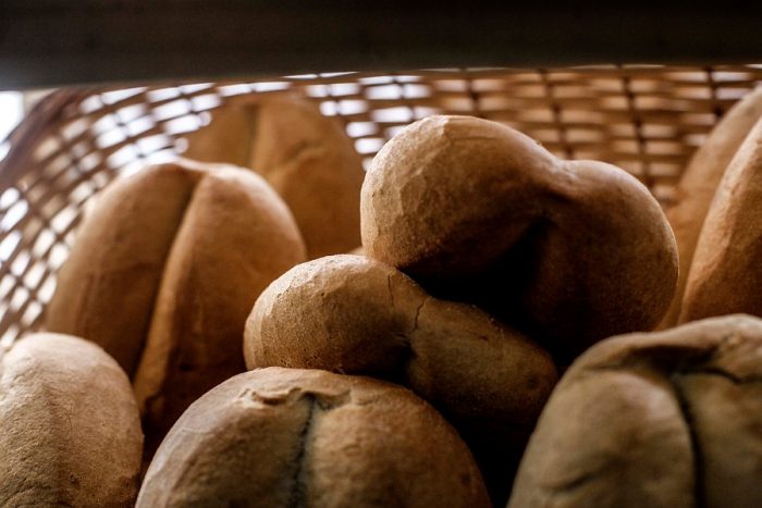 Buscan artistas que pinten cuadros inspirados en el alimento que más consumen los chilenos: el pan