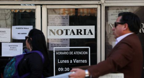 Vínculos familiares entre senadores, notarios y conservadores desata controversia sobre legislación