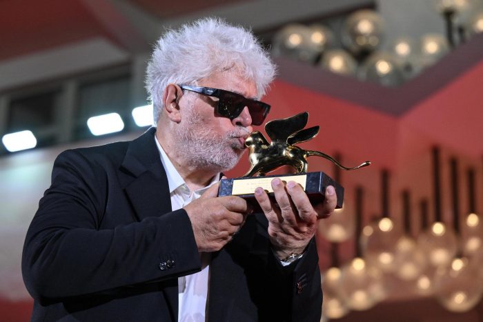 Almodóvar conquista un histórico León de Oro en Venecia con su oda a la solidaridad