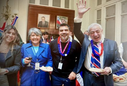 El secretario del Senado, Raúl Guzmán, en la celebración de Fiestas Patrias de la Cámara Alta, con sus funcionarios de mayor confianza la funcionaria Claudia Jorquera; jefa de Administración, Ximena Amigo, quien declaró inadmisible las denuncias presentadas por ley Karin; Hugo Opazo, destinado a Congreso Futuro.