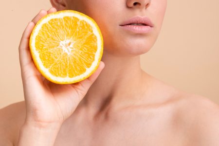 Cuidado de la piel: conoce los 7 beneficios de la vitamina C en el rostro, cómo y cuándo aplicarla