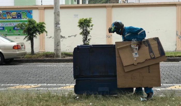 Migrantes venezolanos en Ecuador se reconstruyen a través del reciclaje