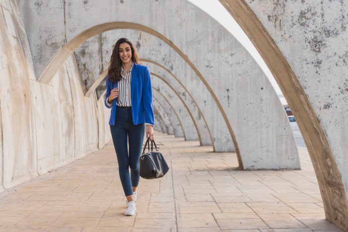 Hot girl walk, la técnica de moda para caminar que ayuda a bajar de peso y a mejorar la salud mental