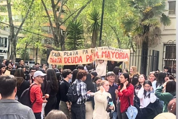 “Mientras Cubillos roba, el estudiante se endeuda”: alumnos USS protestan por sueldo de exministra