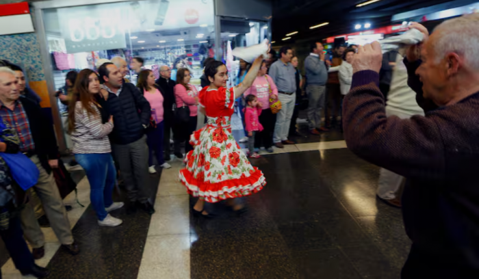 Pie de cueca en Estación Central: Metro de Santiago celebra 10 meses sin comercio ambulante