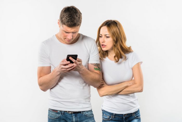 ¿Qué es el stashing y cuáles son sus señales?: cuando tu pareja te esconde en las redes sociales