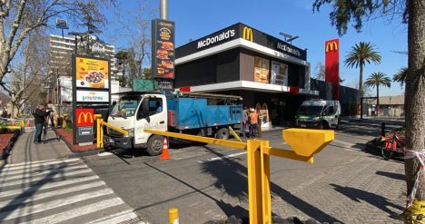 Trabajador se cae de una grúa mientras colocaba publicidad en McDonald’s de Ñuñoa