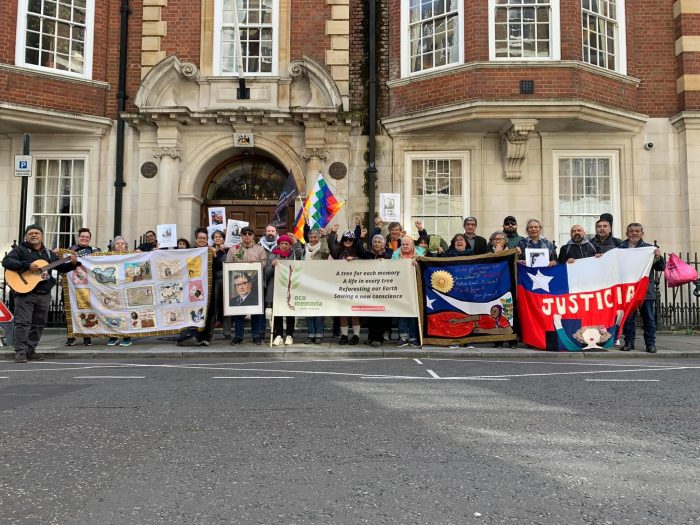 Chilenos exiliados protestan en Londres y piden regreso de "aeronave de la muerte"