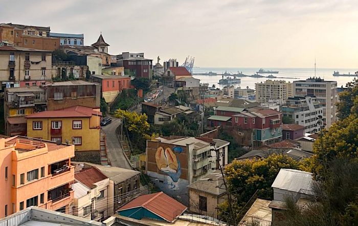 Escapada de fin de semana por los cerros de Valparaíso: arte, bares, rica comida y vida de barrio