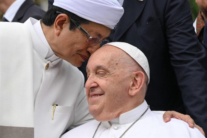 Papa Francisco denuncia desde Indonesia “que hay familias que prefieren tener un perro a un hijo”